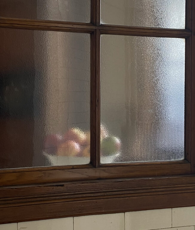 Fenêtre avec des pommes