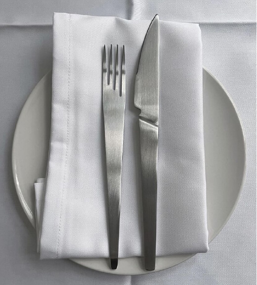 Assiette avec couverts